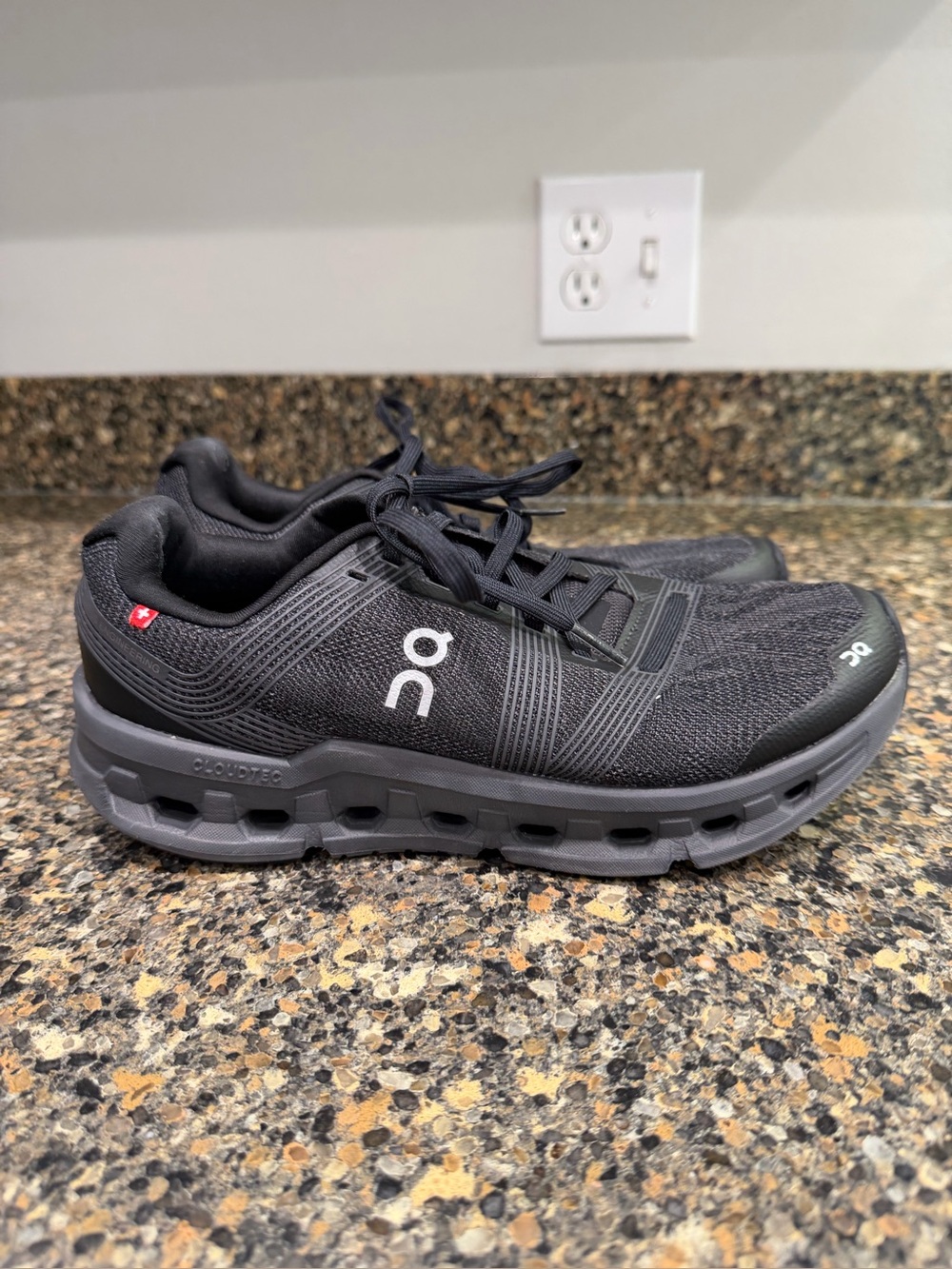 ON CloudTec Black Running Sneakers ladies 8